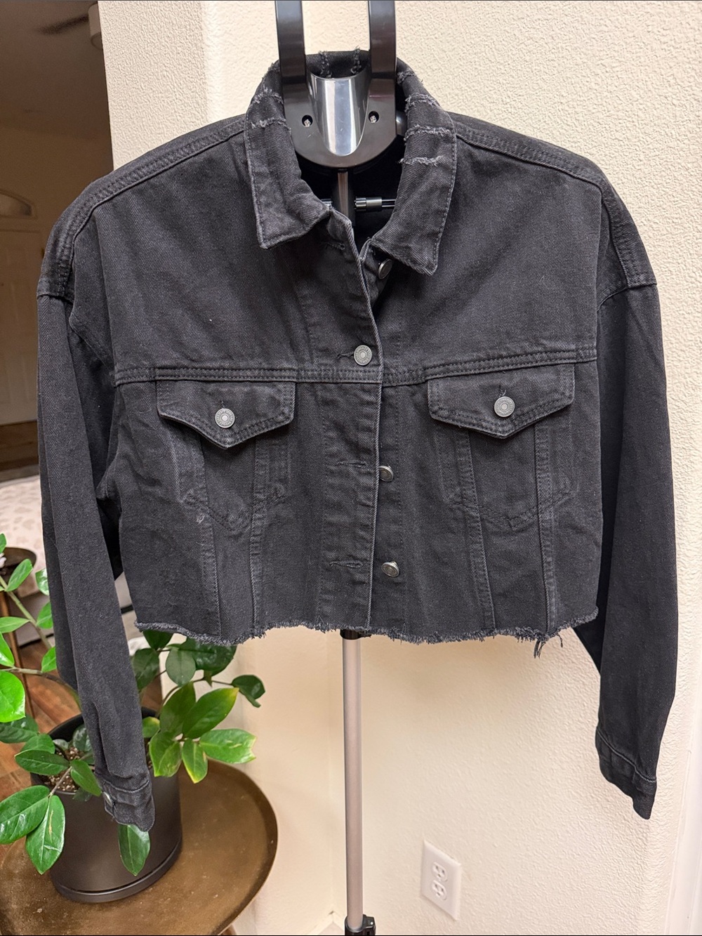 Streetwear Cropped Black Denim Trucker Jacket Raw Hem M Y2K